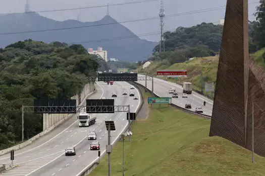 Mensagens nas rodovias reforçam orientação para motoristas evitarem viajar no feriado