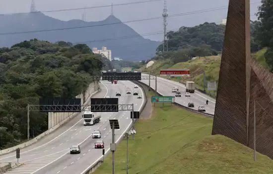 Mensagens nas rodovias reforçam orientação para motoristas evitarem viajar no feriado