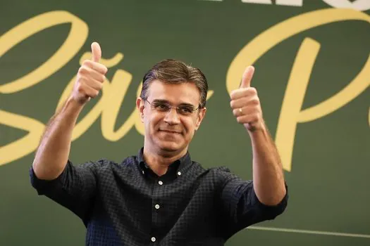 Garcia oficializa candidatura à reeleição em SP, com crítica a Tarcísio e Haddad