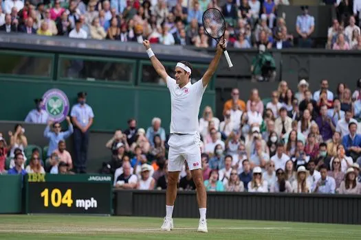 Federer tem trabalho, mas vai às oitavas de Wimbledon. Zverev também se garante