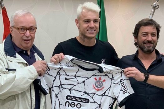 Corinthians anuncia contratação do atacante Roger Guedes