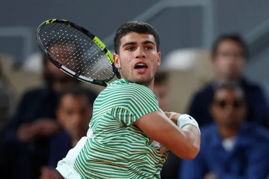 Alcaraz atropela Tsitsipas e encara Djokovic na semifinal de Roland Garros