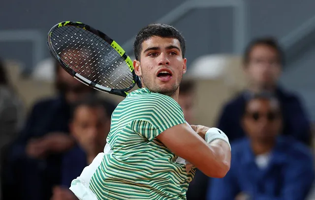 Alcaraz atropela Tsitsipas e encara Djokovic na semifinal de Roland Garros