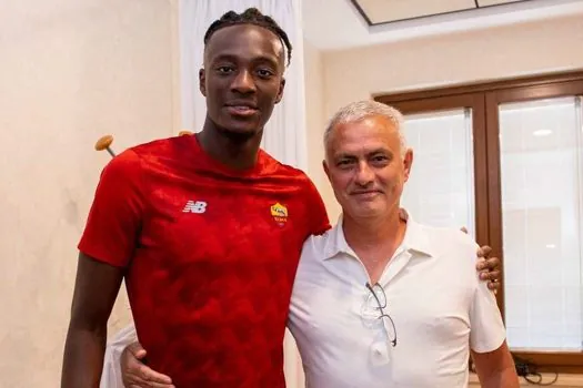 A pedido de Mourinho, Roma contrata o atacante inglês Abraham junto ao Chelsea