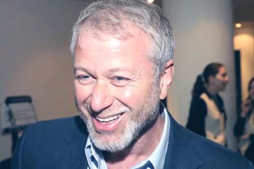 Parlamentar inglês pede saída do russo Roman Abramovich do Chelsea após invasão