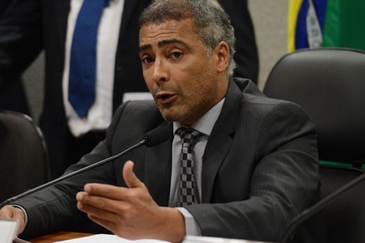 Romário tem melhora no estado de saúde, mas continua internado