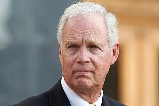 Republicano Ron Johnson é reeleito senador pelo Wisconsin, mostram projeções