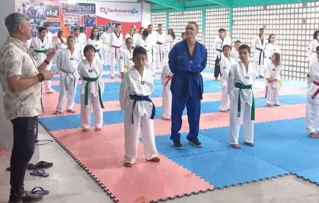 Professor de tae kwon do supera realidade violenta e coloca alunos na seleção brasileira_x000D_