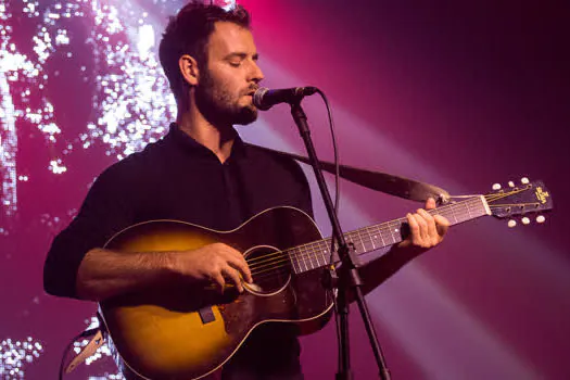 Roo Panes canta sucessos em acústico intimista