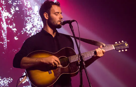 Roo Panes canta sucessos em acústico intimista