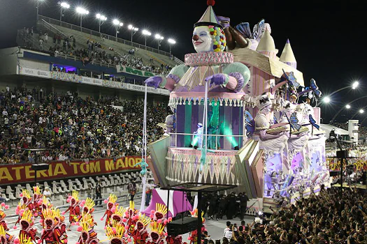 Desfiles no Sambódromo de São Paulo atraíram 64 mil pessoas