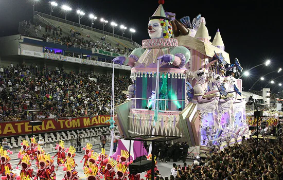 Desfiles no Sambódromo de São Paulo atraíram 64 mil pessoas