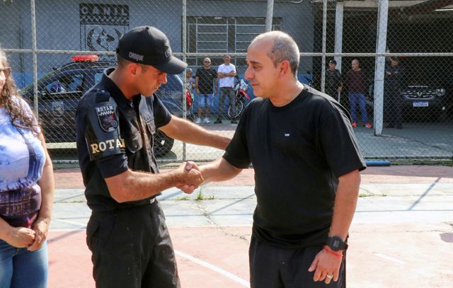 Prefeito Guto Volpi entrega novos braçais para equipes especializadas da GCM