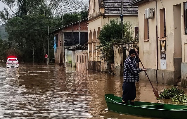 Com avanço de frente fria