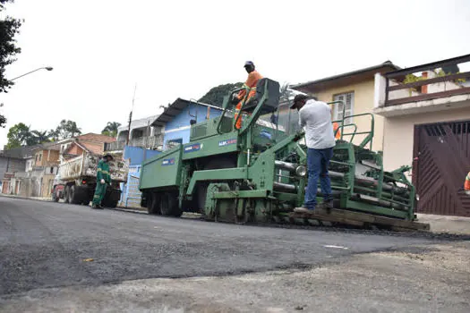 Ribeirão Pires dá sequência à pavimentação da Rua das Flores