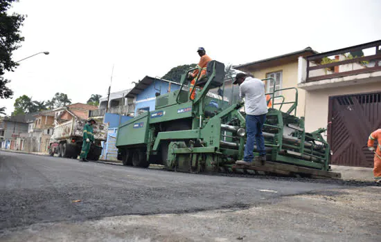 Ribeirão Pires dá sequência à pavimentação da Rua das Flores