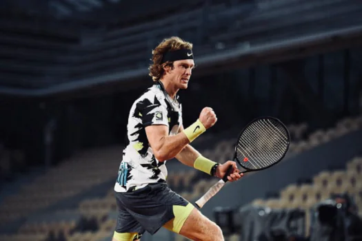 Andrey Rublev vence Taro Daniel e enfrenta Fognini na semifinal de Belgrado