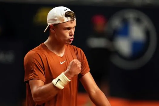 Jovem dinamarquês volta a vencer Djokovic e vai à semifinal em Roma