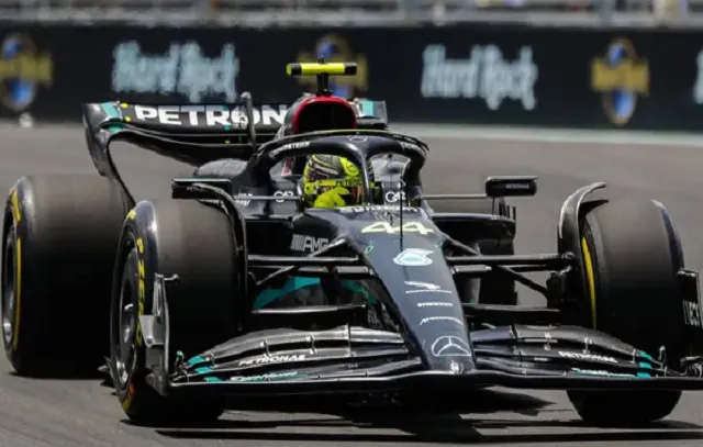 Mercedes surpreende no final e faz dobradinha com Russell e Hamilton no 1º treino em Miami