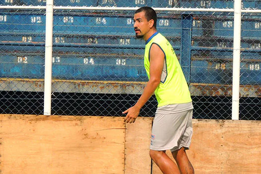 Saimon, zagueiro estreante do São Caetano ajudou na vitória do Azulão