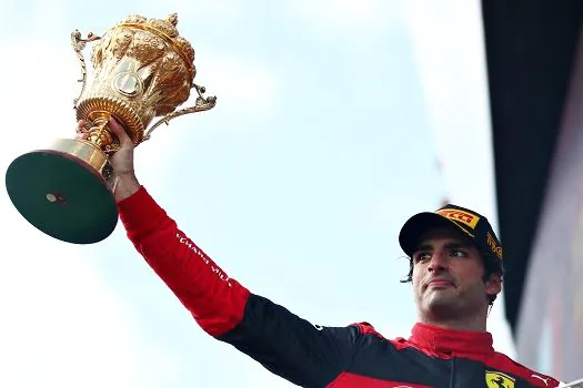 Sainz conquista vitória inédita na carreira em corrida marcada por grave acidente