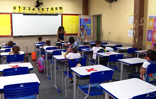 Sala de aula com distanciamento entre alunos na reabertura das escolas no Rio de Janeiro