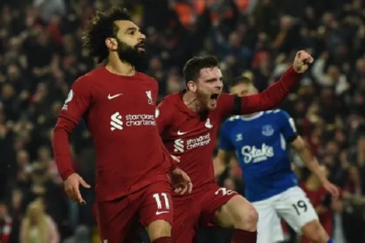 Liverpool arranca empate após 2 golaços do United, mas deixa a liderança