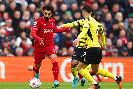 Liverpool pressiona City ao bater Watford em jogo com apoio da torcida a Salah