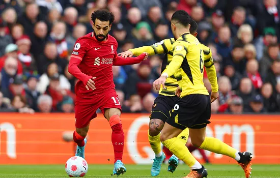 Liverpool pressiona City ao bater Watford em jogo com apoio da torcida a Salah