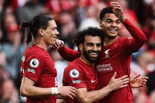 Liverpool vence Brentford em dia de vaias à Coroa e recordes de Salah