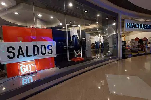 Descontos de até 70% atraem público para os shoppings na Grande São Paulo