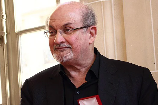 Autor ameaçado de morte pelo Irã, Salman Rushdie é atacado nos EUA