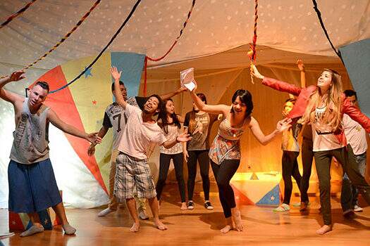 Núcleo de teatro da Fundação Criança estreia espetáculo “Os Saltimbancos”