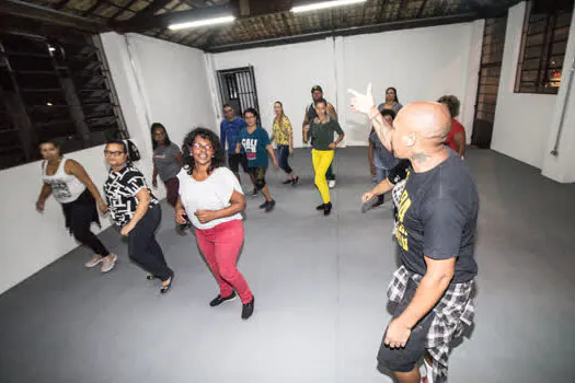 Moradores de Ribeirão Pires aprendem Samba Rock na Casa da Juventude