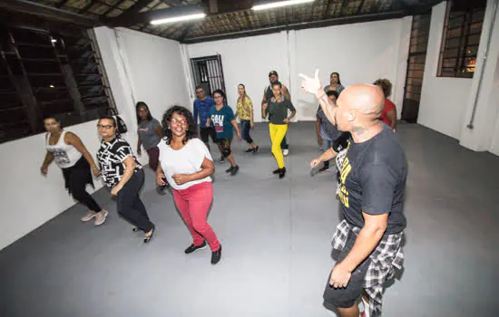 Moradores de Ribeirão Pires aprendem Samba Rock na Casa da Juventude