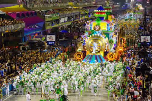 Sem verba pública, desfile de escolas de samba do Rio exalta tom crítico