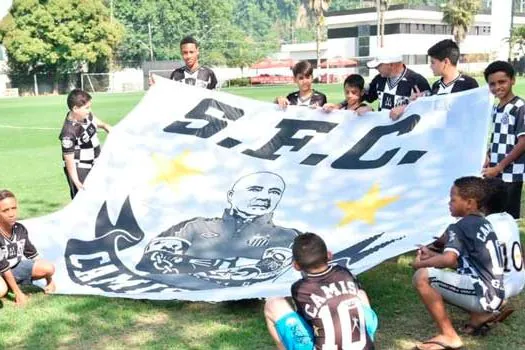 Ainda sem selecionáveis, Santos treina e Sampaoli recebe homenagem de crianças