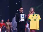 Miss Brasil apresenta camisa doada por Neymar em leilão beneficente