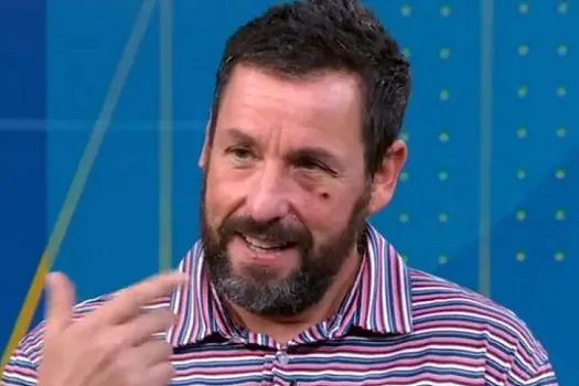 Adam Sandler surge com olho roxo em programa após acidente doméstico