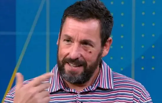 Adam Sandler surge com olho roxo em programa após acidente doméstico