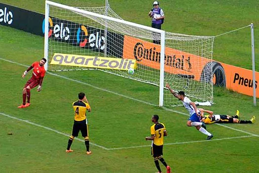 Santo André goleia Criciúma em duelo de campeões da Copa do Brasil