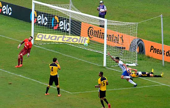 Santo André goleia Criciúma em duelo de campeões da Copa do Brasil