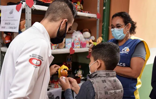 Santo André entrega brinquedos para crianças atendidas na USF Jardim Ana Maria