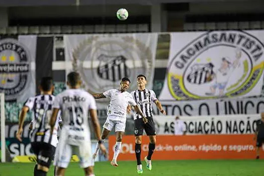 Com dois gols de Marinho, Santos vence e sobe na tabela