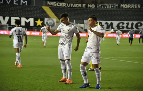 Santos goleia o Grêmio na Vila Belmiro e está nas semifinais da Libertadores