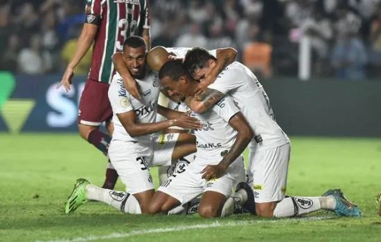 Santos se esforça após levar virada e busca empate com o Fluminense na Vila