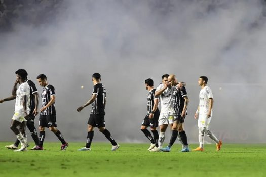 Santos é punido pelo STJD e jogará sem torcida por 30 dias após confusão na Vila Belmiro