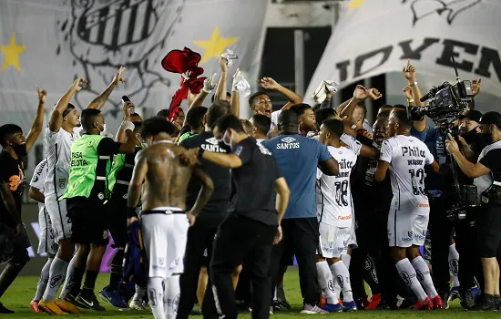 Santos faz 3 a 0 no Boca e fará final da Libertadores contra o Palmeiras no próximo dia 30