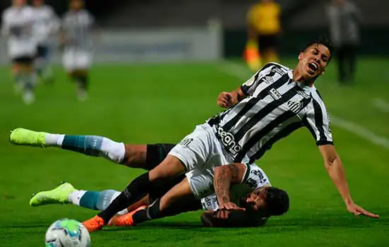 Santos vence Coritiba fora de casa e se consolida no G6