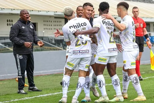 Santos derrota o Goiás em jogo quente na Vila vazia e volta a respirar no Brasileirão